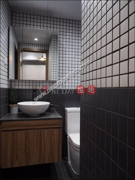 Stylish Residential unit with Balcony in Central | 65 Hollywood Road 荷李活道65號 Rental Listings