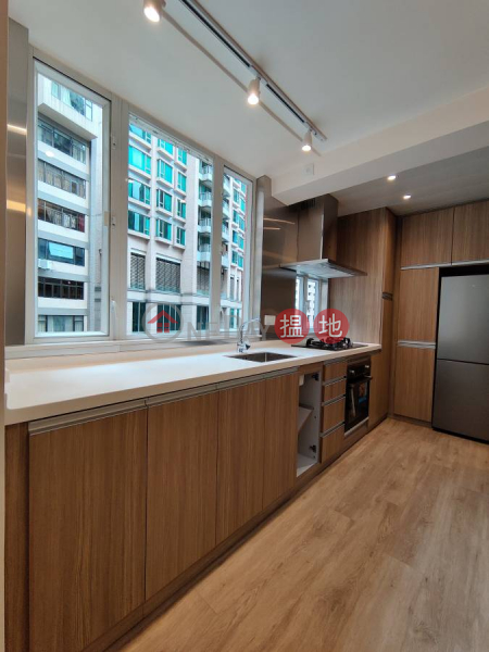 **Highly Recommended**Newly Renovated, Bright w/lot of windows, Close to Escalator/Supermarkets,a few mins walk to Central/SOHO | Peace Tower 寶時大廈 Rental Listings
