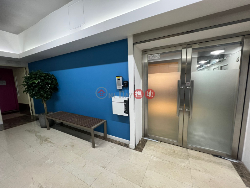 Bright, Cozy and Mountain View Creative workshops and Storage Spaces | Vita Tower 維他大廈 Rental Listings