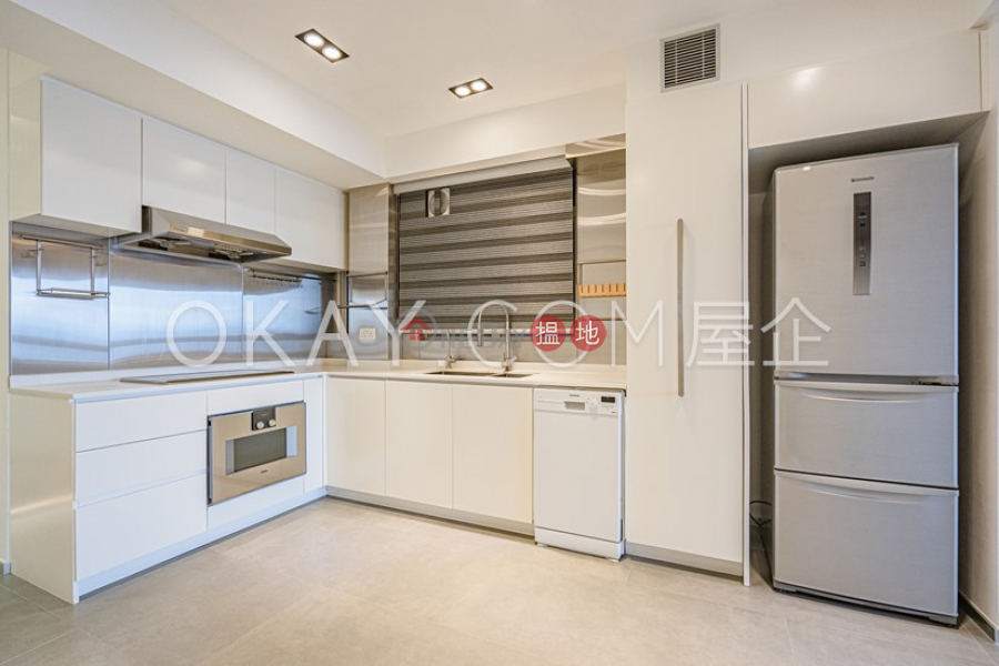HK$ 14M Bay View Mansion Wan Chai District | Elegant 3 bedroom on high floor with harbour views | For Sale