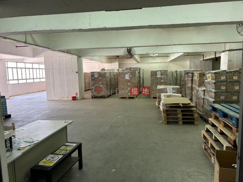 Kwai Chung Huaji Industrial Building Rarely connected units for rent. Flat warehouse. There is an internal toilet. Xun | Vigor Industrial Building 華基工業大廈 Rental Listings