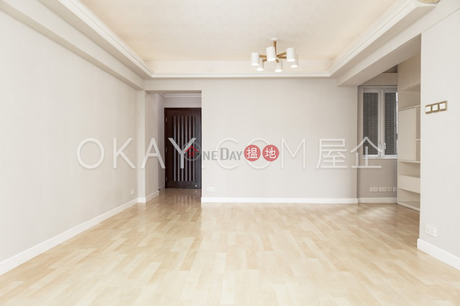 Nicely kept 3 bedroom with balcony & parking | For Sale | Moon Fair Mansion 滿輝大廈 Sales Listings