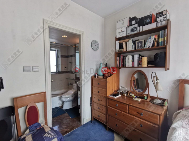 Three bedrooms and one apartment in The Victoria Towers | Tower 3 The Victoria Towers 港景峯3座 Sales Listings