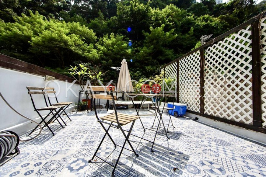 Generous 1 bedroom on high floor with rooftop | For Sale | 7 Village Terrace 山村臺 7 號 Sales Listings