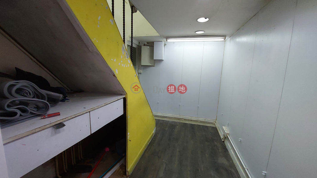 HK$ 30,000/ 月|寶昌大樓長沙灣深水埗南昌街148號地鋪 面向長沙灣道 樓上入則閣樓有獨立廁所來水