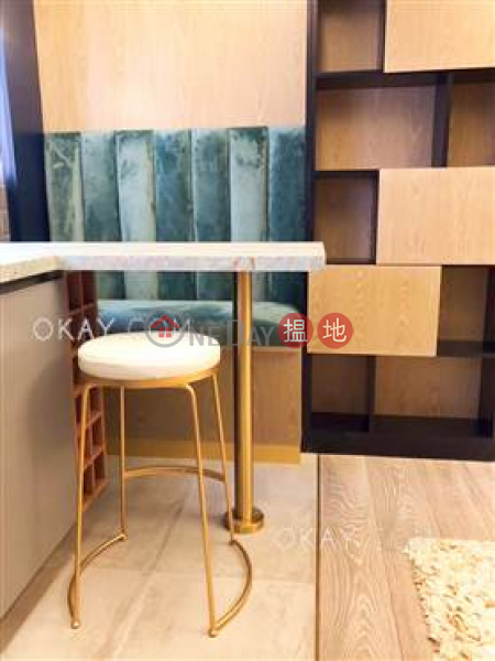 Generous 2 bedroom in Sheung Wan | For Sale | Winfull Commercial Building 永富商業大廈 Sales Listings