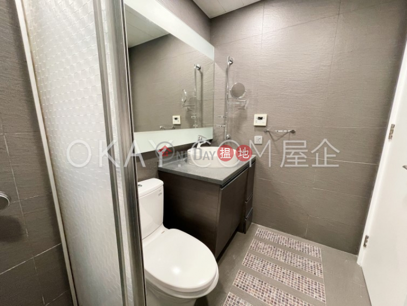 Exquisite 2 bedroom with balcony & parking | For Sale | ONE BEACON HILL PHASE2 畢架山一號2期 Sales Listings