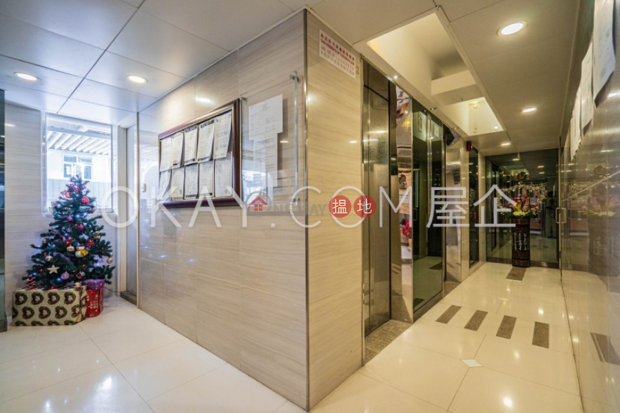 HK$ 1,880萬-榮華閣中區2房2廁,連車位,露台《榮華閣出售單位》