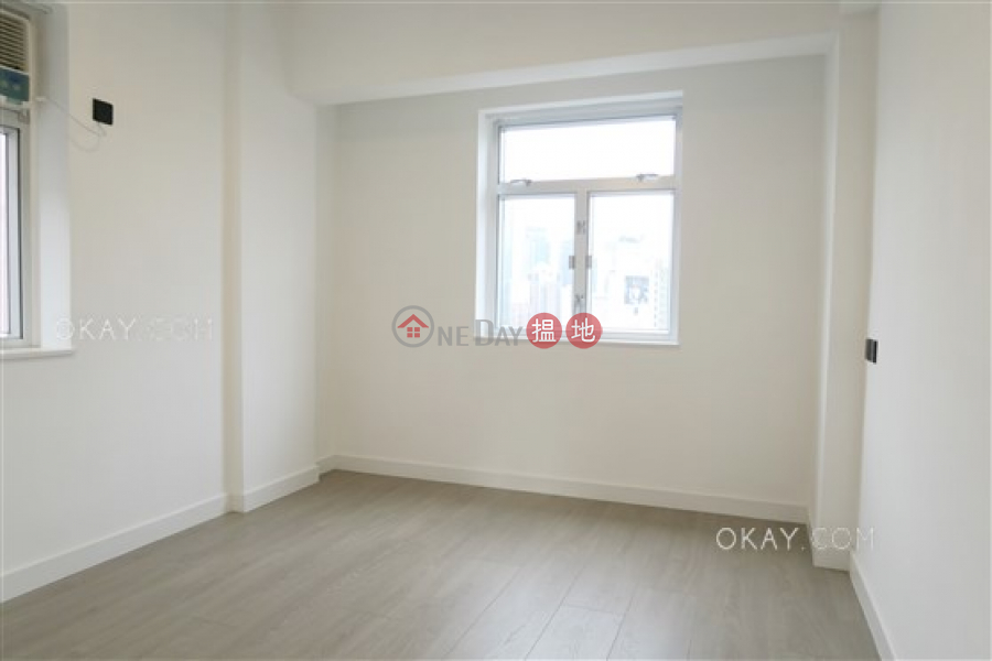 HK$ 22M | Kensington Court, Wan Chai District | Lovely 3 bedroom with balcony & parking | For Sale