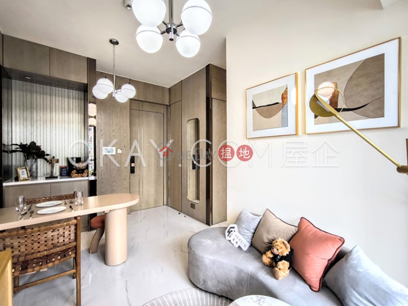 HK$ 43,000/ month 160-162 Queen\'s Road West | Western District | Tasteful 3 bedroom on high floor with balcony | Rental