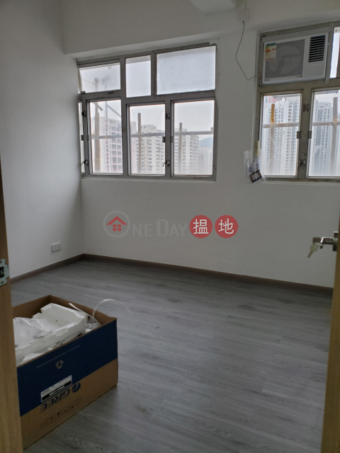 With windows, flat rent, newly renovated, practical studio | Hang Wai Industrial Centre 恆威工業中心 _0