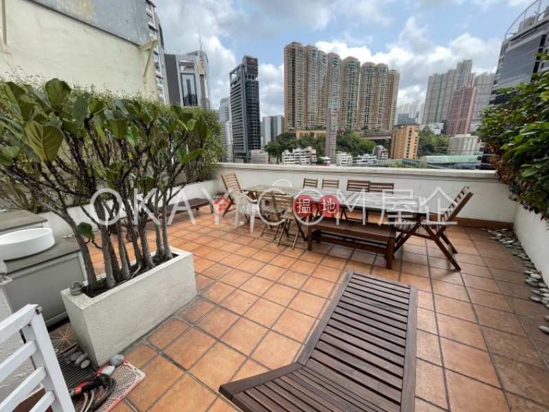 Nicely kept penthouse with rooftop & balcony | Rental | 76 Morrison Hill Road 摩理臣山道76號 Rental Listings