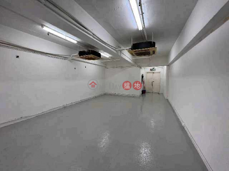 Haojing Industrial Building has a built-in toilet with a hot water heater [can accommodate pallet trucks] and a convenient location, 11 Kin Fat Street | Tuen Mun Hong Kong, Rental HK$ 9,200/ month