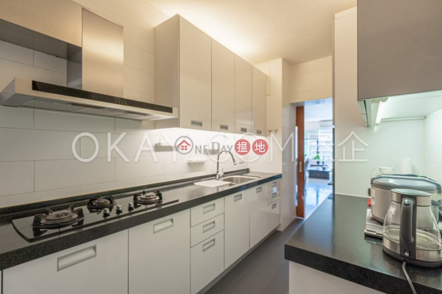 HK$ 39M | Beverly Hill Wan Chai District, Luxurious 3 bedroom with balcony & parking | For Sale