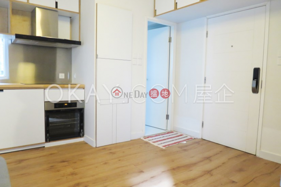 Rare 1 bedroom with terrace | Rental, Windsor Court 衛城閣 Rental Listings | Western District (OKAY-R17748)