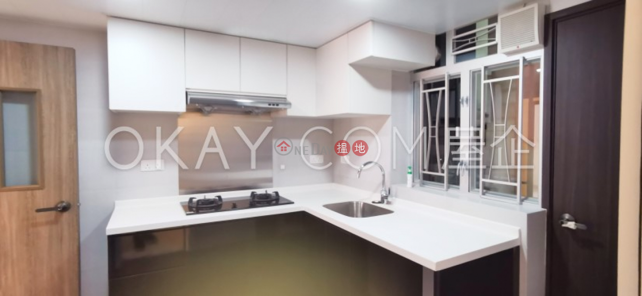 HK$ 25,000/ month, Vienna Mansion, Wan Chai District, Tasteful 2 bedroom with balcony | Rental