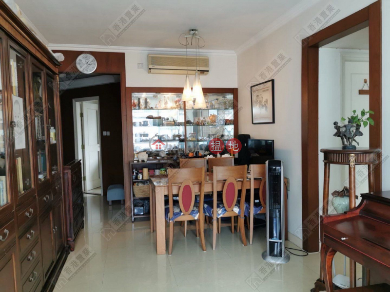 Three bedrooms and one apartment in The Victoria Towers | Tower 3 The Victoria Towers 港景峯3座 Sales Listings