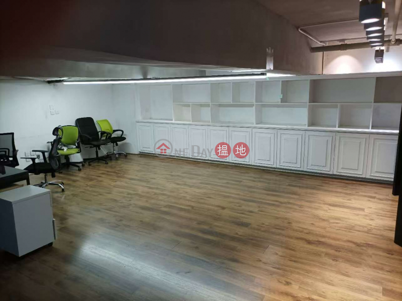 HK$ 12,000/ month | Po Lung Centre, Kwun Tong District, Rare duplex unit in Kowloon Bay industrial building, featuring multiple independent workrooms, available for rent. Owner listing, no commission.