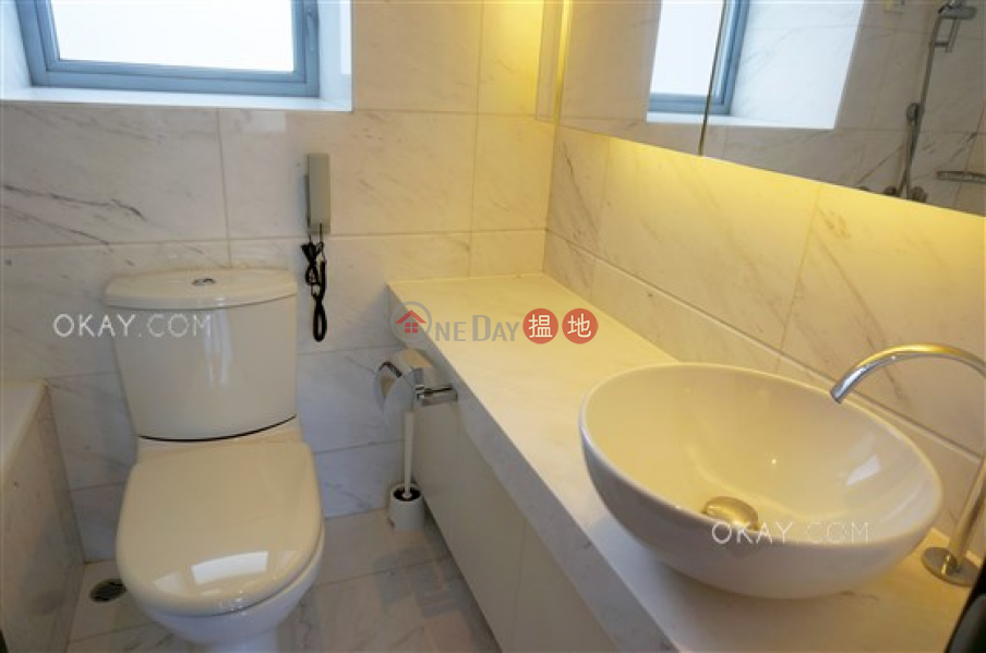 Lovely 1 bedroom in Sheung Wan | Rental | 1 Wo Fung Street | Western District Hong Kong Rental HK$ 32,000/ month