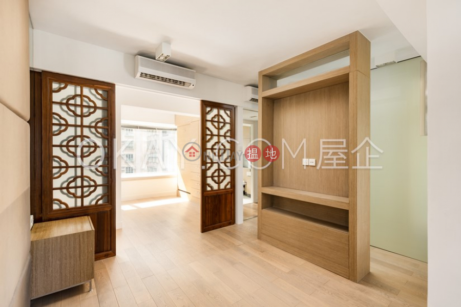 Nicely kept 2 bedroom with balcony | For Sale | Centrestage 聚賢居 Sales Listings