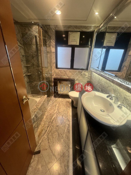 Three bedrooms, one apartment, multi-purpose in THE ARCH | The Arch Sky Tower (Tower 1) 凱旋門摩天閣(1座) Sales Listings