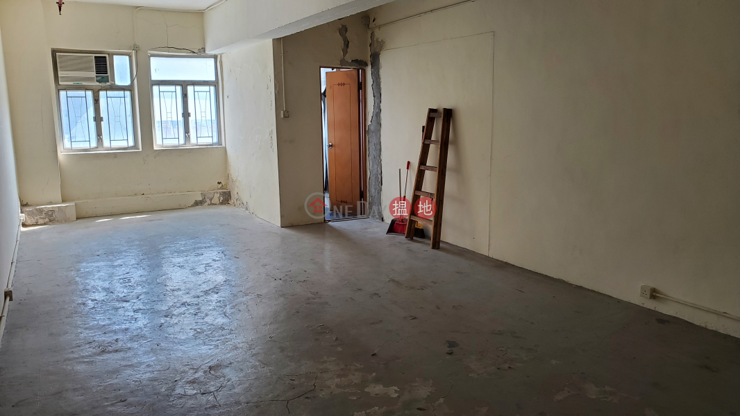 The nearest Tuen Mun West Rail Station is very crowded and the rental price is $9000. | Mai Kei Industrial Building 美基工業大廈 Rental Listings