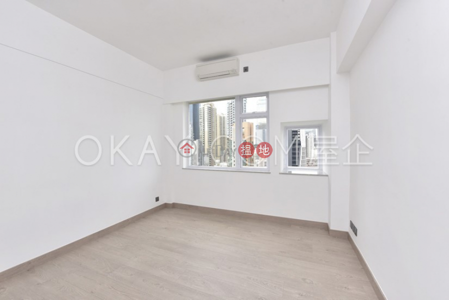 Efficient 4 bedroom with balcony & parking | Rental | United Mansion 騰黃閣 Rental Listings