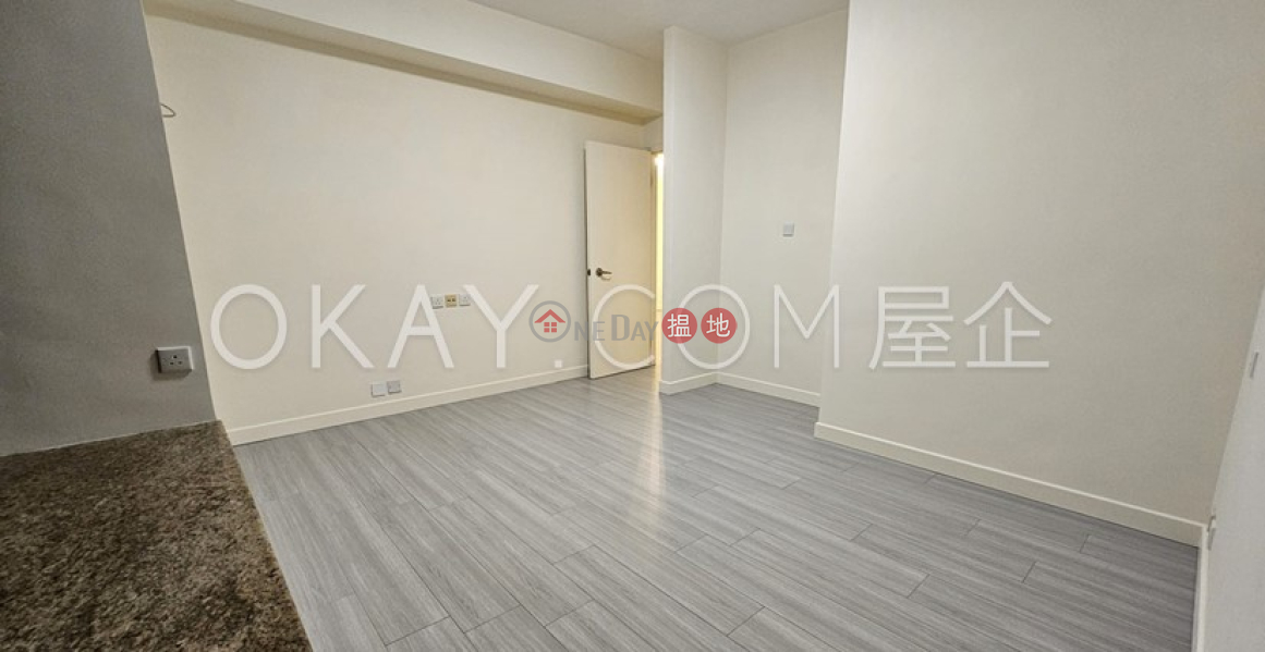 HK$ 2,000萬|曉峰閣中區|2房1廁,星級會所,連租約發售,連車位曉峰閣出售單位