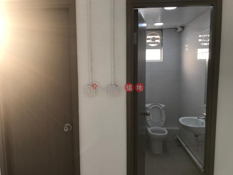 Newly equipped with internal toilets, with four compartments, that is, rent and use | Golden Industrial Building 金德工業大廈 Rental Listings
