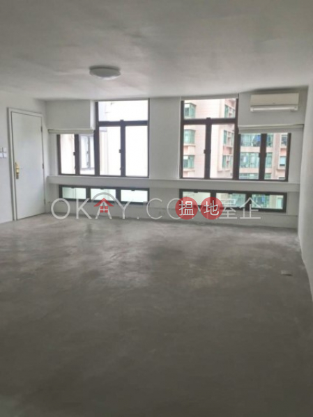 Charming studio on high floor with rooftop & parking | For Sale | Robinson Crest 賓士花園 Sales Listings