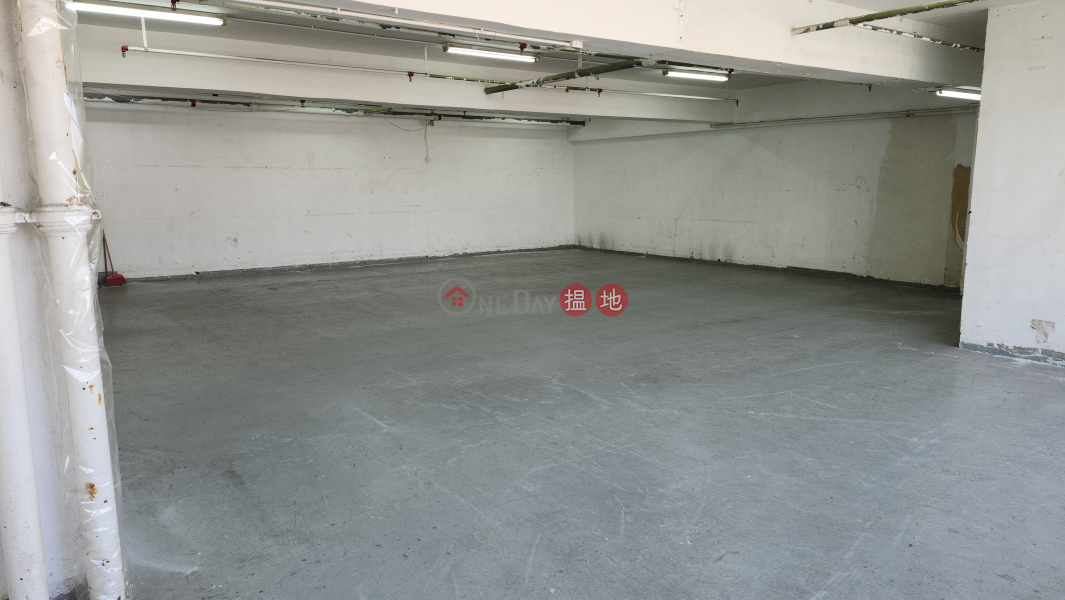 HK$ 19,000/ month Luen Cheong Can Centre Tuen Mun, Suitable for warehouse + office building, can be equipped with additional parking spaces.