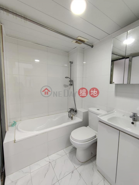 HK$ 32,000/ month | 13-15 Queen\'s Road West Western District renovated apartment at convenient location