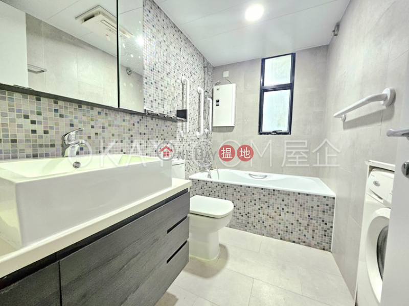 Luxurious 1 bedroom with parking | Rental | Pine Gardens 松苑 Rental Listings