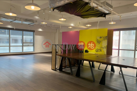 Peak Castle In Lai Chi Kok: Office Decoration With Wooden Grain Floor . Best Location For Office | Park Building 百佳大廈 _0