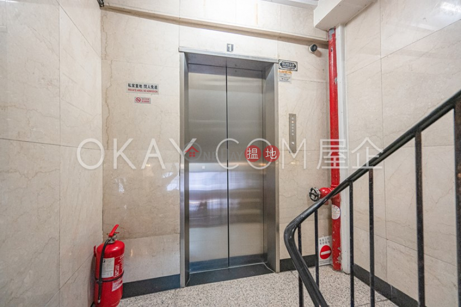 Nicely kept 2 bedroom in Mid-levels West | For Sale | 42 Robinson Road 羅便臣道42號 Sales Listings