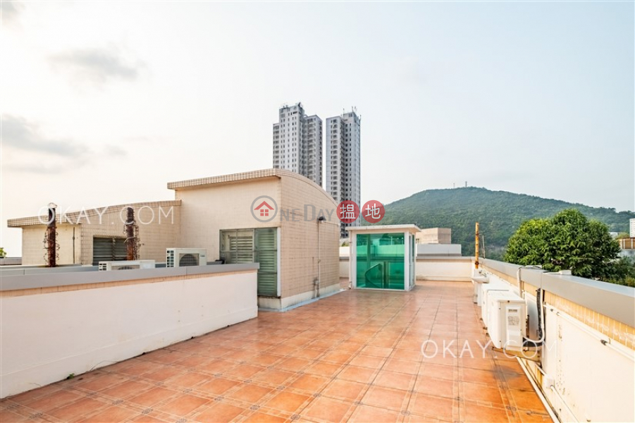 HK$ 26M | Regent Palisades, Western District | Charming penthouse with rooftop & parking | For Sale
