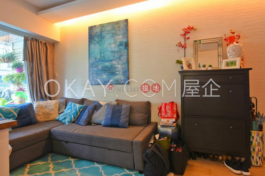HK$ 36,000/ month | Centrestage Central District Nicely kept 1 bedroom with terrace & balcony | Rental