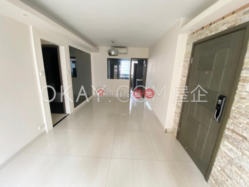 Nicely kept 3 bedroom with balcony | For Sale | Friendship Court 友誼大廈 Sales Listings