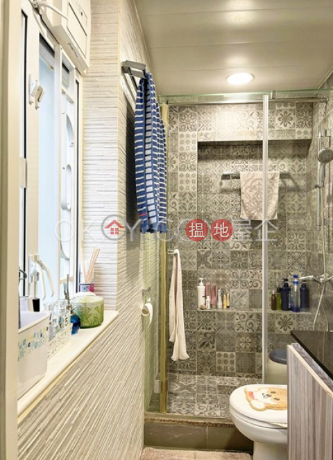 Nicely kept 2 bedroom with balcony & parking | For Sale | Beverley Heights 富豪閣 _0
