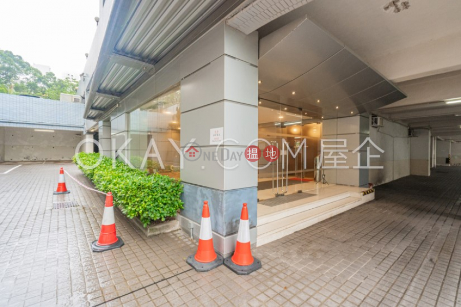 HK$ 11M | Ho King View | Eastern District Nicely kept 2 bedroom with parking | For Sale