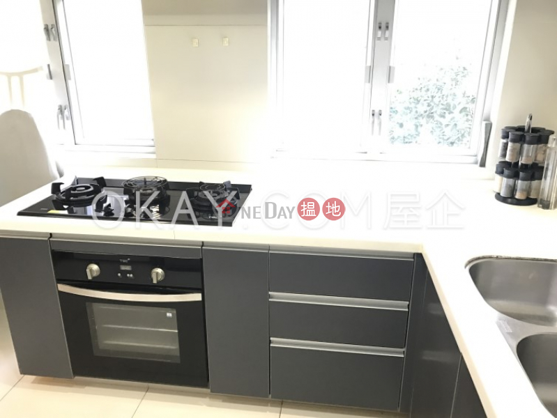 Tasteful 2 bedroom with balcony & parking | Rental | Woodland Gardens 華翠園 Rental Listings