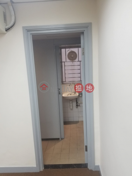 HK$ 18,000/ month, Yue On Commercial Building, Wan Chai District, TEL: 98755238