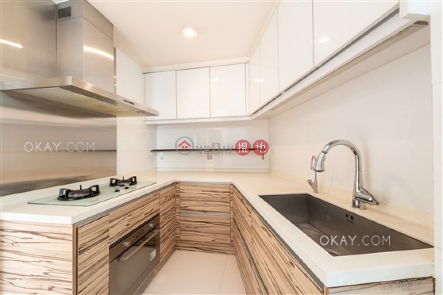 HK$ 43,000/ month | Cambridge Gardens, Western District, Nicely kept 3 bedroom with balcony & parking | Rental
