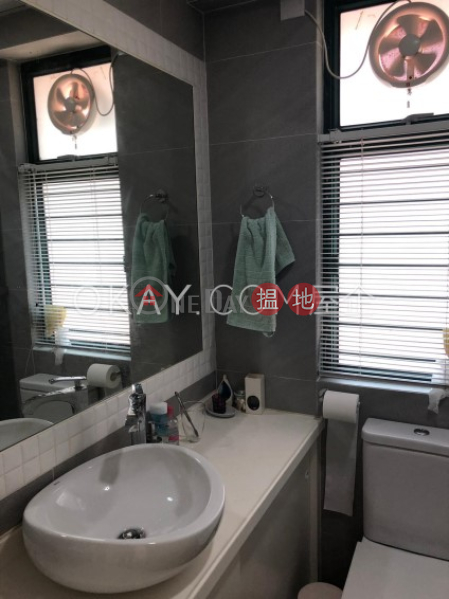 HK$ 12M, Peaksville, Western District | Popular 2 bedroom in Mid-levels West | For Sale