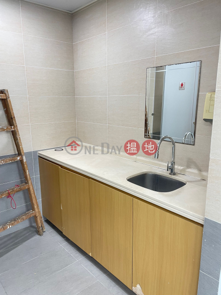 Air-conditioning provided, with toilet, 16-18 Yip Shing Street | Kwai Tsing District Hong Kong, Rental HK$ 20,500/ month