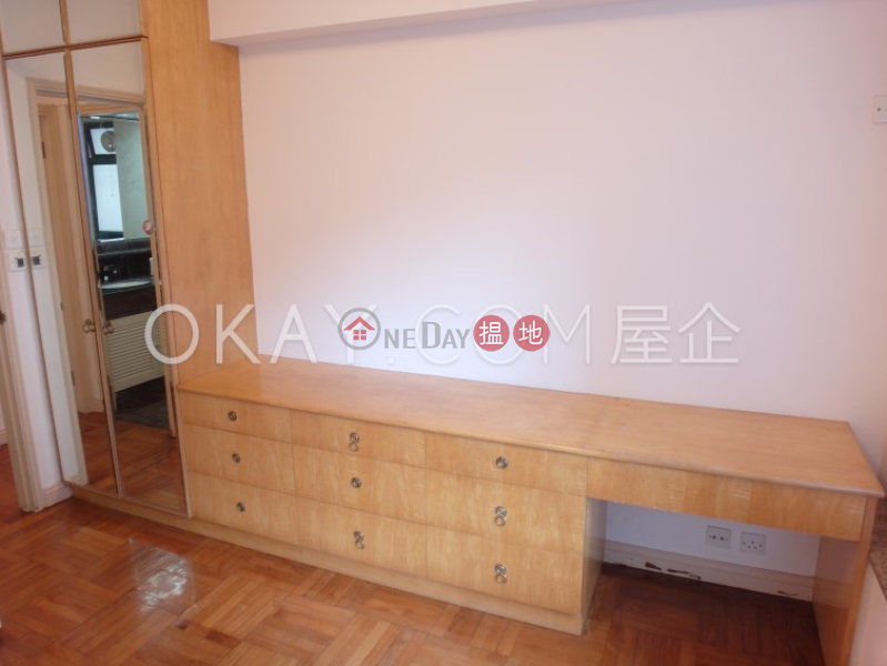 HK$ 33,000/ month Hillsborough Court Central District | Nicely kept 2 bedroom in Mid-levels Central | Rental