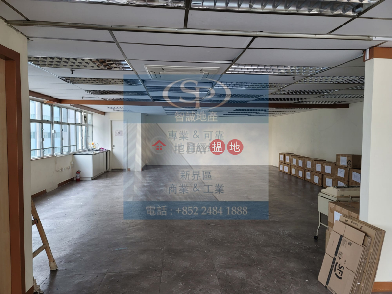 Kwai Fong Fook Yip: Numerous windows, inside toilet | Fook Yip Building 福業大廈 Rental Listings