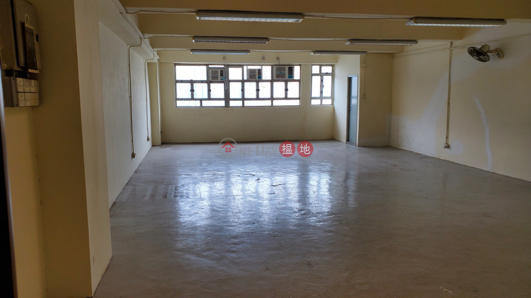 Indoor 1,433 sq. ft. + 1,000 sq. ft. attached to the rooftop | Wai Cheung Industrial Building 偉昌工業中心 Sales Listings