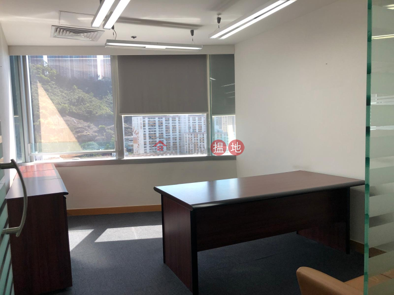 HK$ 17M | Ever Gain Plaza Tower 1 Kwai Tsing District, Stunning interior design, panoramic views, grand lobby.