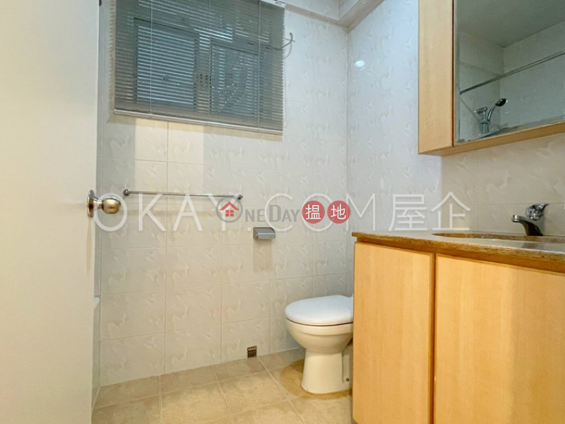 Efficient 2 bedroom with balcony | Rental | Panorama 全景大廈 Rental Listings